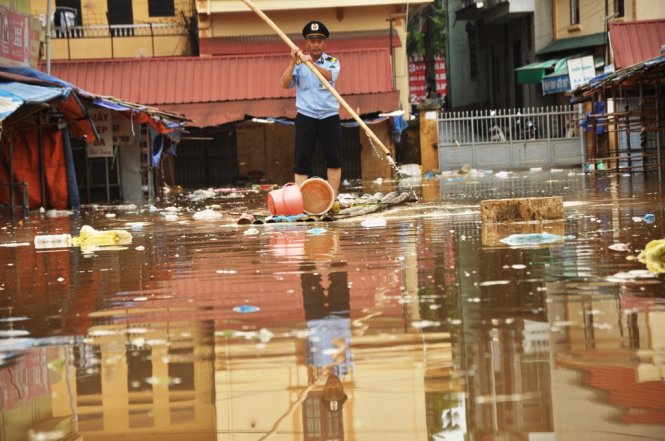 Nước lũ dâng cao đã làm ngập nhiều nơi trong chợ Giếng Vuông, nơi ngập sâu nhất tới gần 2m - Ảnh Quang Thế 