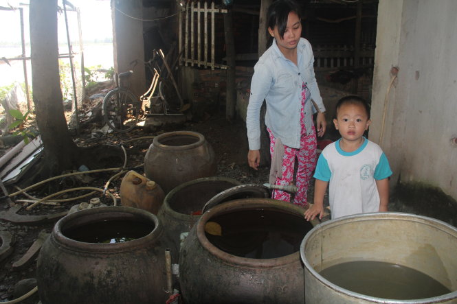 Một hộ dân tại tổ 2, khu phố Long Đại, P.Long Phước, Q.9 (TP.HCM) phải lấy nước sông lên lắng cặn để dùng trong sinh hoạt - Ảnh: Q.Khải