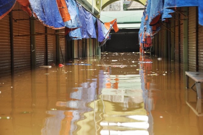 Nước lũ dâng cao đã làm ngập nhiều nơi trong chợ Giếng Vuông, nơi ngập sâu nhất tới gần 2m - Ảnh Quang Thế