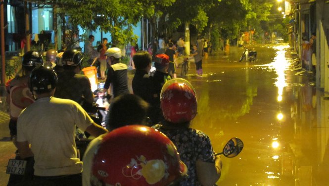Nước lũ dâng cao làm ngập nhiều điểm trên Phố Nguyễn Du, TP Lạng Sơn. Có nơi ngập sâu tới gần 1m - Ảnh Quang Thế 