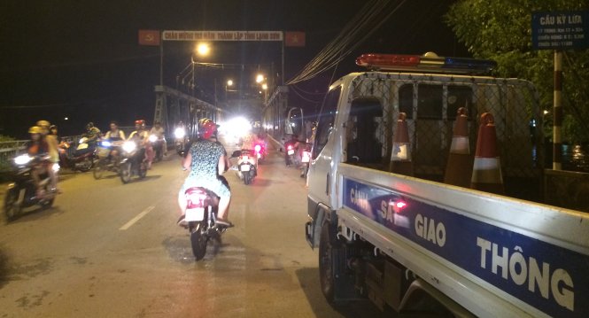 Nước lũ trên sông Kỳ Cùng đã dâng cao trên báo động 2, công an TP Lạng Sơn đã phải điều lực lượng tới ngăn cấm kho người dân xem nước lên làm tắc đường - Ảnh Quang Thế 