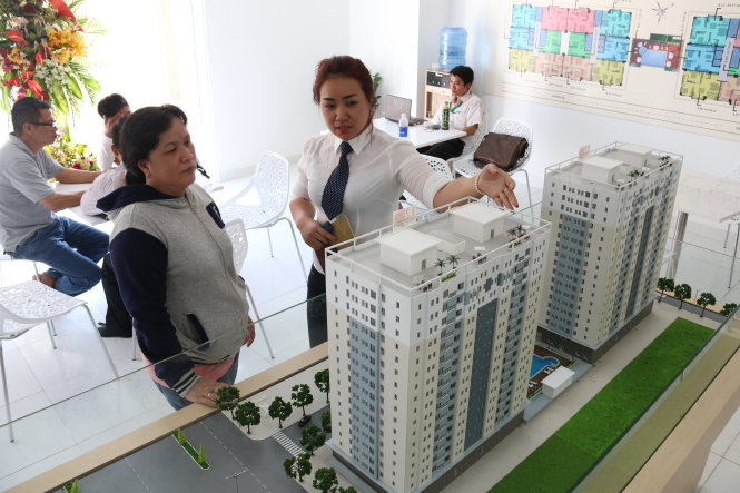 Bà Nguyễn Thị Xuân Hồng (Q.12, TP.HCM) tìm hiểu giá căn hộ chung cư dự án 12 View (Q.12). Bà Hồng cho biết nếu được ngân hàng cho vay lãi suất 6-7,5%/năm, kéo dài 10 năm thì sẽ vay mua căn hộ - Ảnh: T.long