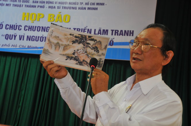 Họa sĩ Trương Hán Minh giới thiệu về bức tranh Tùng hạc diên niên tại buổi họp báo - Ảnh: Hoàng Thạch Vân