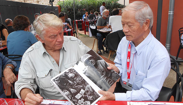 Hai cựu phóng viên chiến trường Don McCullin (trái) và Đoàn Công Tính trao đổi về ảnh chiến tranh tại Perpignan - Ảnh: Đ.C.Tính cung cấp