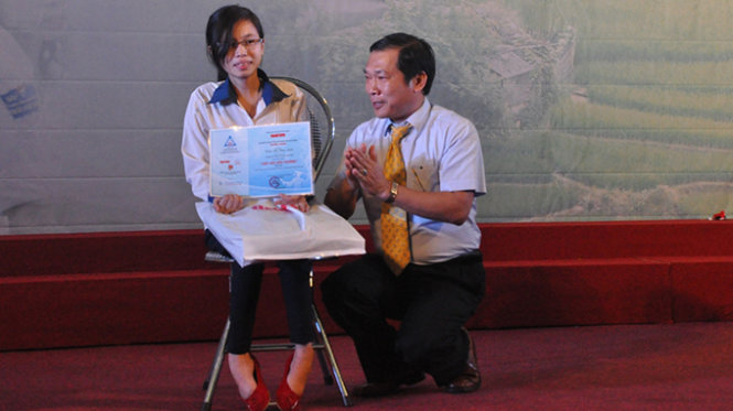 Một tân sinh viên khuyết tật được nhận học bổng tại chương trình 