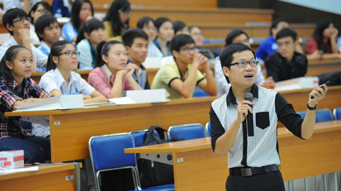 Tiến sĩ Nguyễn Chí Hiếu giao lưu cùng các bạn học sinh, sinh viên - Ảnh: H.N.