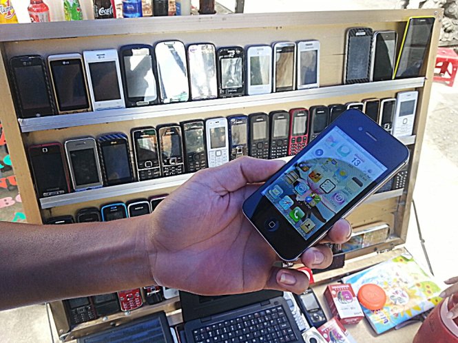 iPhone 4S nhái tại một cửa hàng “di động” trên đường Nguyễn Kiệm, Q.Phú Nhuận, TP.HCM - Ảnh: GTiến