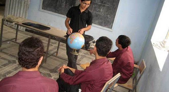 Nhiều thanh thiếu niên Afghanistan chưa từng nhìn thấy hình ảnh thế giới tròn méo thế nào - Ảnh: Truth Atlas
