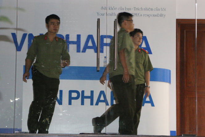 Lực lượng an ninh làm nhiệm vụ tại trụ sở Công ty VN Pharma tối 19-9 - Ảnh: G.Minh