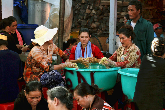 Người dân tình nguyện làm thức ăn phục vụ lễ hội - Ảnh: Nguyễn Định