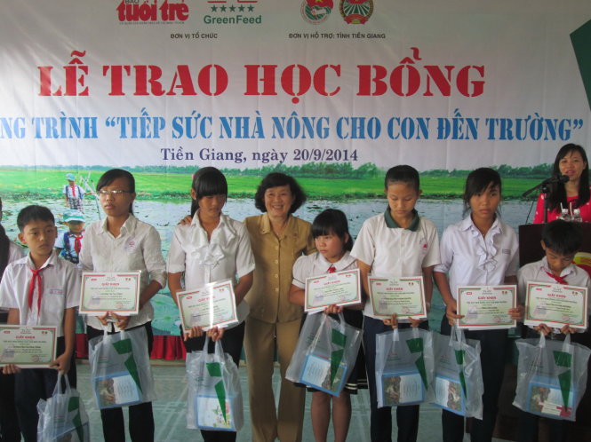 Các em học sinh nhận học bổng của chương trình “Tiếp sức nhà nông cho con đến trường” sáng 20-9 ở Tiền Giang - Ảnh: Thành nhơn