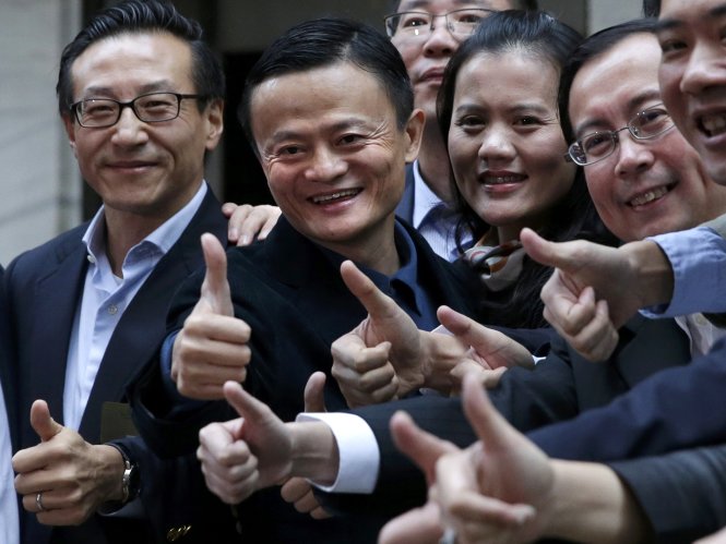 Ông Jack Ma (thứ hai từ trái sang) cùng các nhân viên tự tin tại sàn chứng khoán New York của Mỹ ngày 19-9 - Ảnh: Reuters