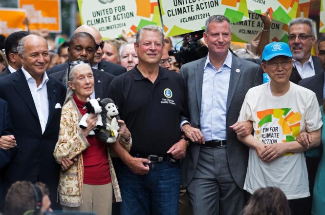 Bộ trưởng ngoại giao Pháp Laurent Fabius, nhà nghiên cứu Jane Goodall, cựu Phó Tổng thống Mỹ Al Gore, ông Bill de Blasio - Thị trưởng New York, Tổng thư ký LHQ Ban Ki Moon (từ trái sang phải) chụp hình lưu niệm tại cuộc diễu hành ở New York  - Ảnh: AP