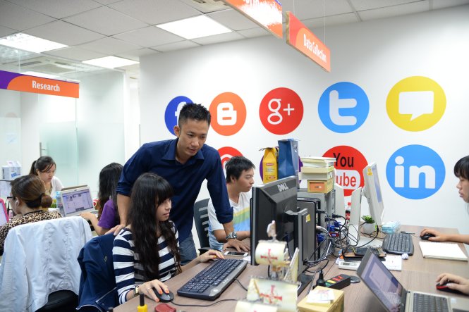 Peter Nguyễn hướng dẫn nhân viên trong công ty đánh giá “sức khỏe” các thương hiệu từ những ý kiến trên mạng xã hội - Ảnh: Hữu Khoa