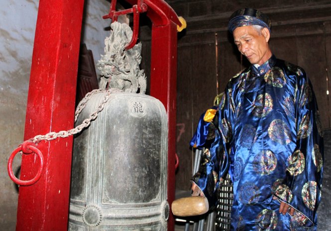 Xích chuông để chống trộm cắp tại đình làng Kim Long,  TP Huế, và cũng là hình ảnh phổ biến ở nhiều đình chùa hiện nay - Ảnh: Ngọc Dương