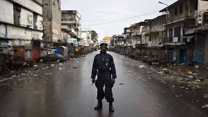 Cảnh vắng vẻ ở thủ đô Freetown khi lệnh giới nghiêm có hiệu lực - Ảnh: EPA