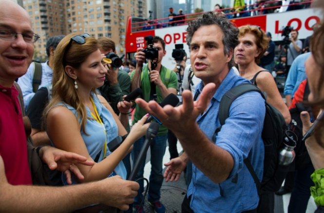 Diễn viên Mark Ruffalo có mặt tại cuộc diễu hành vì môi trường - Ảnh: AP