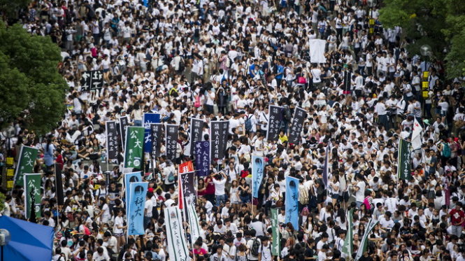 Sinh viên Hong Kong kéo tới khuôn viên ĐH Hong Kong Trung Quốc để biểu tình - Ảnh: AFP