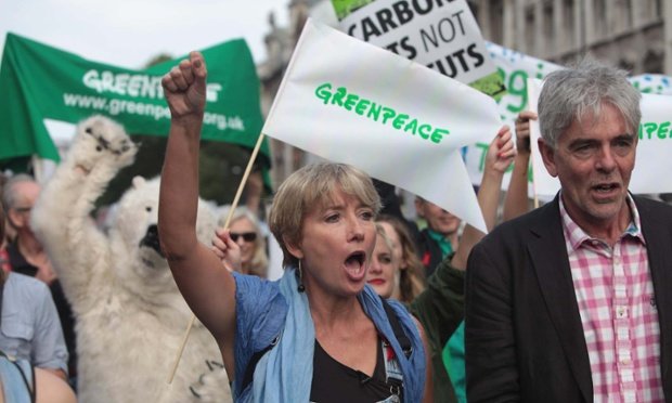 Emma Thompson và John Sauven thuộc tổ chức Greenpeace cũng xuống đường hoà mình cùng 40.000 người tại London, Anh - Ảnh: AP