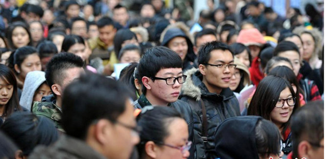 Chen nhau chờ đến giờ thi công chức năm 2013. Nhiều người Trung Quốc vẫn cho rằng quan lộ là  cách tốt để sống an ổn - Ảnh: AFP