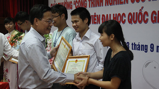 GS.TS Nguyễn Hữu Đức - phó giám đốc ĐHQG Hà Nội trao giải thưởng cho sinh viên - Ảnh: C.T.V