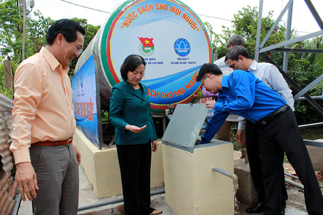 Bồn nước trung gian và trạm bơm được lắp đặt tại nhà ông Lại Khánh Trắng (ấp 3, xã Phong Phú, huyện Bình Chánh) cung cấp nước sạch cho khoảng 40 hộ dân xung quanh - Ảnh: Q.Linh