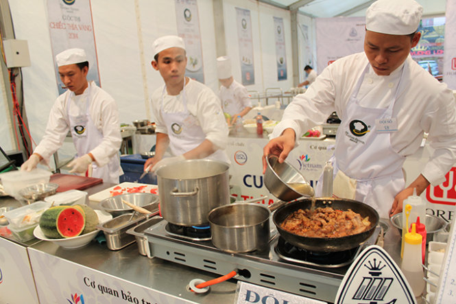 Các đầu bếp tham gia vòng sơ kết tại Bình Dương - Ảnh: Lê Nam