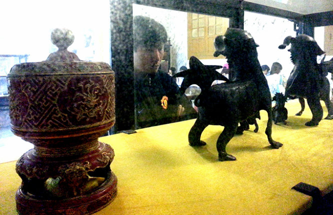 Quảng bá thông tin về cổ vật là một trong những cách để bảo vệ cổ vật trước nạn mất cắp. Trong ảnh: gian trưng bày cổ vật tại lăng vua Khải Định - Ảnh: T.Lộc