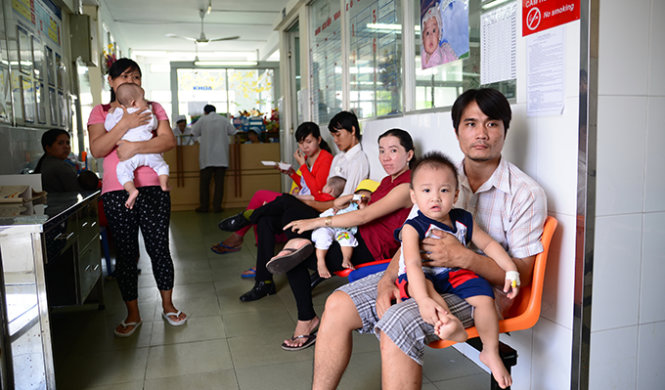 Phụ huynh chờ khám bệnh cho con tại khoa hô hấp Bệnh viện Nhi Đồng 1 (TP.HCM) - Ảnh: Hữu Khoa