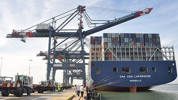 Tàu chở container cập cảng ở Phú Mỹ, Tân Thành và xe đang 