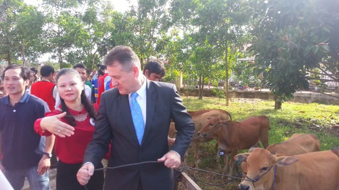 Đại diện Quỹ Prudence trao tặng bò cho nông dân nghèo tại tỉnh Kon Tum
