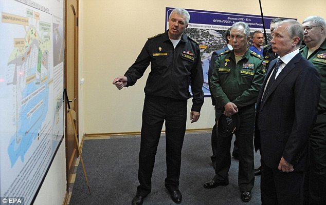 Ông Putin (phải), Thứ trưởng quốc phòng Nga Arkady Bakhin (giữa) và Tư lệnh hạm đội Biển Đen Vitko (trái) - Ảnh: EPA