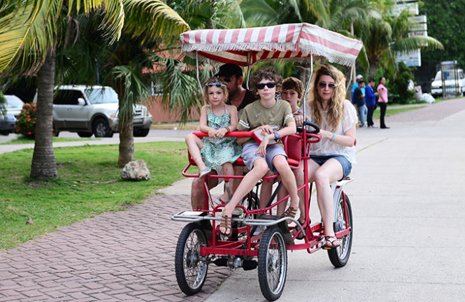 Một gia đình dạo phố trên xe đạp bốn bánh ở khu Amador - Ảnh: TR.N.
