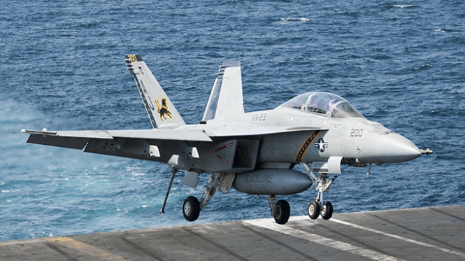 Máy bay chiến đấu F/A-18F Super Hornet hạ cánh xuống tàu sân bay USS George H.W. Bush sau khi không kích các mục tiêu IS ở Syria