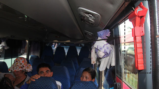 Búa thoát hiểm được đặt ở nơi hành khách dễ nhìn, dễ lấy trên một xe khách ở bến xe miền Đông - Ảnh: M.Trường