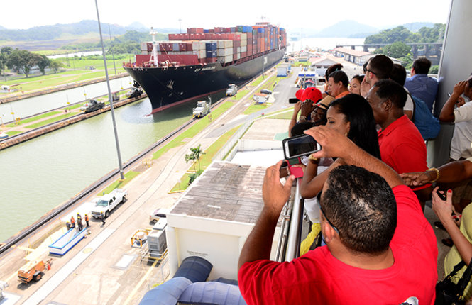 Du khách hào hứng quan sát tàu qua kênh đào Panama - Ảnh: TR.N.
