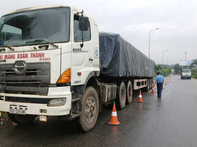 Xe chở xi măng của Xuân Thành chở quá tải liên tục bị “tóm” ở trạm cân Quảng Ngãi - Ảnh: Võ Minh