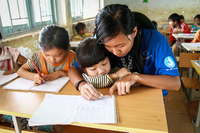 Chiến sĩ tình nguyện Mùa hè xanh Trường ĐH KHXH&NV TP.HCM dạy học cho trẻ nghèo tại huyện Đắk Glong, tỉnh Đắk Nông - Ảnh: Giang Phạm
