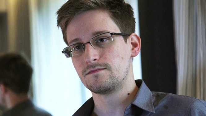Edward Snowden tại một phòng khách sạn ở Hong Kong ngày 6-6-2013 - Ảnh: Reuters