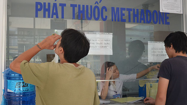 Uống methadone tại điểm phát thuốc của Trung tâm Y tế dự phòng Q.8 - Ảnh: Vũ Thủy