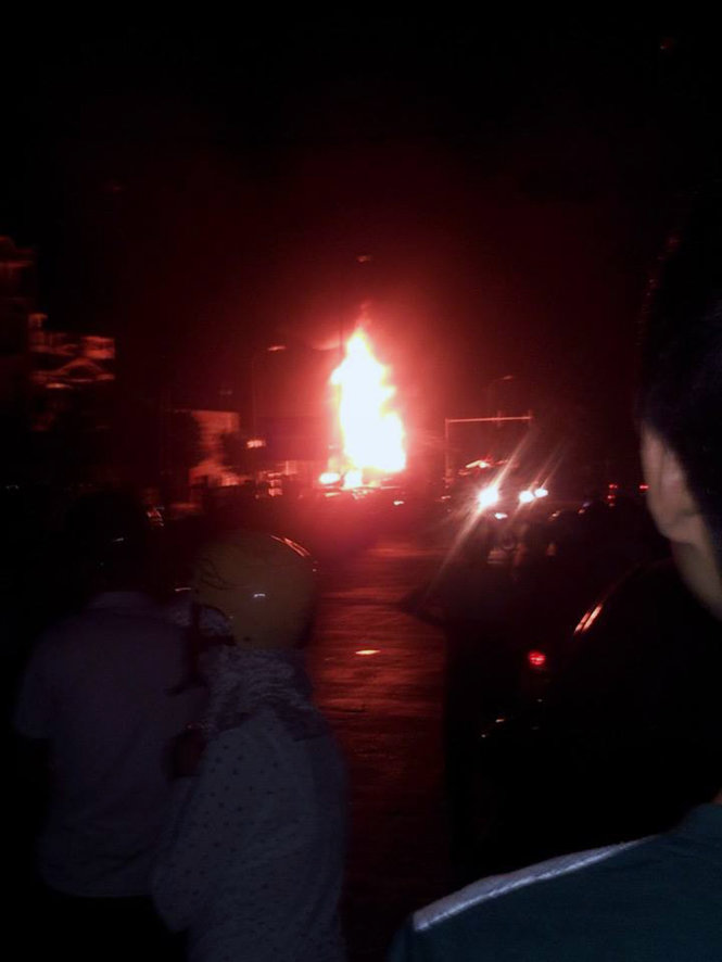 Hình ảnh chiếc xe chở dầu bốc cháy tại cây xăng do bạn đọc chụp bằng điện thoại tại hiện trường vụ cháy