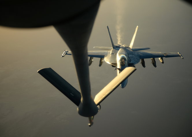 Máy bay chiến đấu F-18E Super Hornet của Mỹ tiếp nhiên liệu trên không sau khi không kích. Viện Thái Bình Dương ước tính chi phí cho cuộc chiến chống IS ở Syria và Iraq sẽ lên đến 10 tỉ USD mỗi năm - Ảnh: AFP