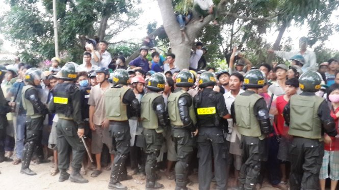 Lực lượng công an kết nối thành vòng cung ngăn cản người dân quá khích tràn vào UBND xã Hồng Thái