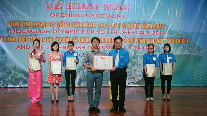 Anh Hoàng Bá Nam (bên phải), Bí thư tỉnh đoàn Quảng Ninh trao bằng khen cho các thí sinh - Ảnh: Đức Hiếu