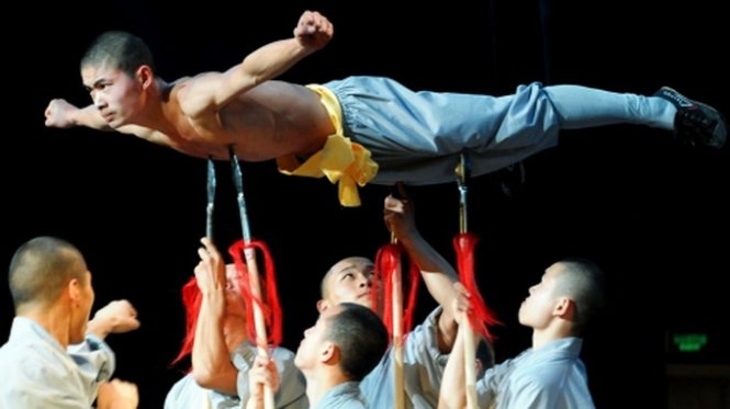 Các sư thầy chùa Thiếu Lâm biểu diễn võ thuật ở Senegal - Ảnh:AFP
