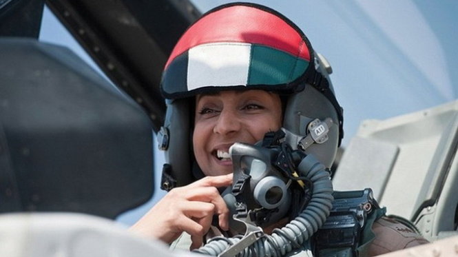 Thiếu tá Mariam Al Mansouri thuộc không quân UAE lái chiếc F-16 - Ảnh: Không quân UAE