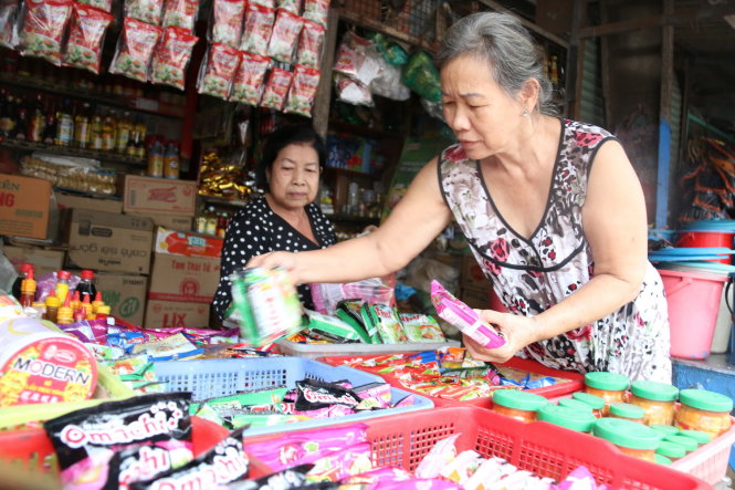 Bà Nguyễn Thị Trừ (bìa trái) - tiểu thương bán lẻ hàng tạp hóa tại chợ Hóc Môn, huyện Hóc Môn, TP.HCM - cho biết có ngày quán của bà bán lẻ hơn 10 thùng mì gói các loại - Ảnh: Tiến Long
