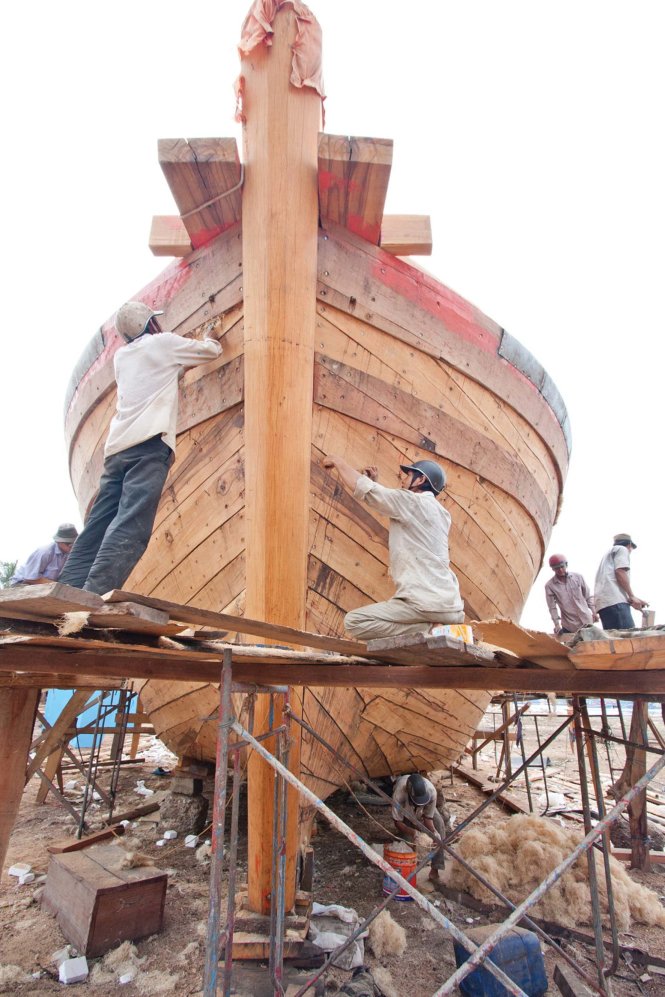 Không chờ được nguồn tín dụng 67, nhiều ngư dân Quảng Ngãi đầu tư đóng tàu gỗ lớn ở Hợp tác xã đóng tàu Cổ Lũy (xã Nghĩa Phú) - Ảnh: T.Thành