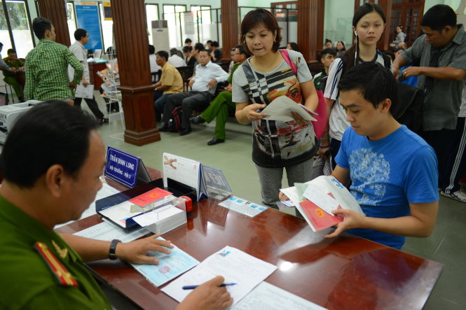 Người dân làm chứng minh nhân dân tại Phòng cảnh sát quản lý hành chính về trật tự xã hội Công an TP.HCM - Ảnh: Quang Định