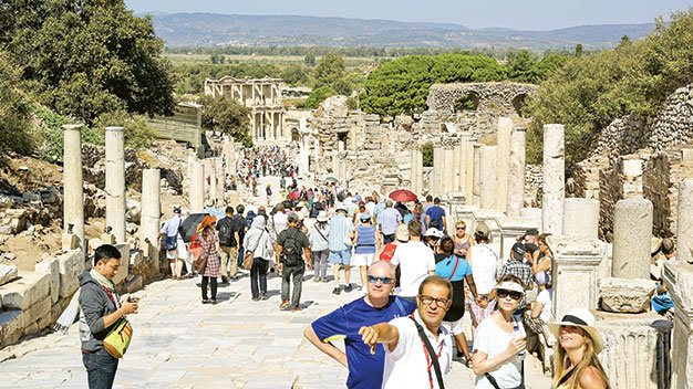 Du khách tham quan thành phố cổ Ephesus - Ảnh: H.T